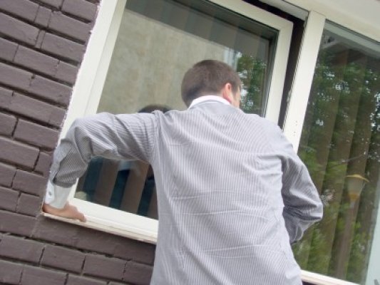 Hoţ din locuinţe, prins de poliţiştii din Lumina